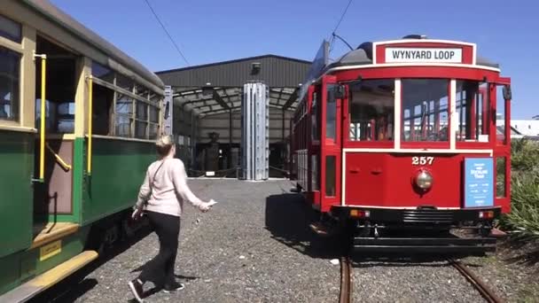 Családi Látogatást Auckland Dockline Wynyard Negyed Tram Vintage Villamos Jelenleg — Stock videók
