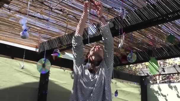 Mujer judía decorando aquí familia Sukkah para el festival judío de Sukkot — Vídeo de stock