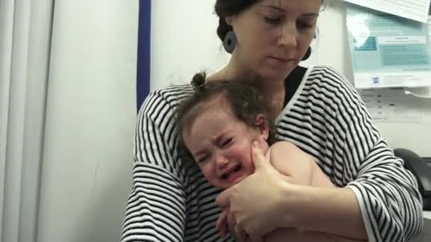 Toddler 15 months vaccination — стоковое видео