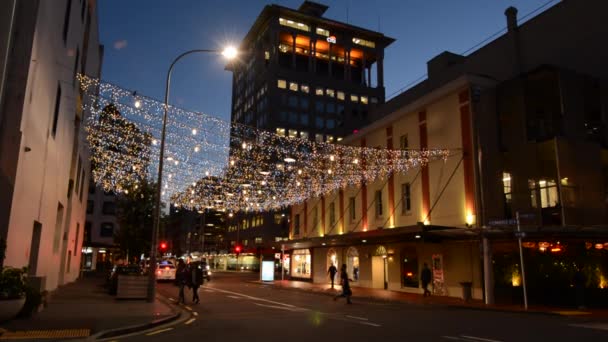 夜オークランドのダウンタウンの商業通り上のトラフィック オークランドは ニュージーランドで最高のナイトライフを国の最もコスモポリタンな都市 — ストック動画