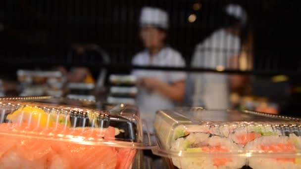 Trabalhadores japoneses preparam rolos de sushi — Vídeo de Stock