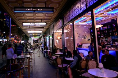 Auckland, yeni Zealan Queen Caddesi'ndeki kafeler yemek insanlar