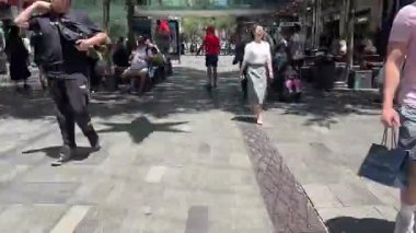SYDNEY - JAN 05 2026: Pitt Street Mall Sydney Avustralya 'daki kalabalık videoları. Avustralya' nın en işlek alışveriş merkezlerinden biri..
