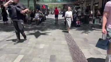 SYDNEY - JAN 05 2026: Pitt Street Mall Sydney Avustralya 'daki kalabalık videoları. Avustralya' nın en işlek alışveriş merkezlerinden biri..
