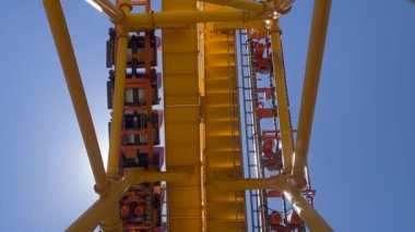 SYDNEY - 29 DEC 2025: Luna Park Sydney NSW Avustralya 'da bumerang heyecanlı yolculuğu, dünyada hükümet yasalarıyla korunan iki eğlence parkından biri..