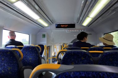 SYDNEY - DEC 28 2025: Sydney Trenleri 'nde seyahat eden Avustralyalı yolcular. Sydney Trenleri, Avustralya' nın ilk sürücüsüz trenlerinin yer aldığı Avustralya 'nın en yoğun tren ağı.