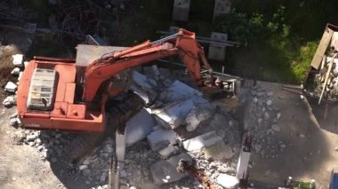 Ekskavatör beton duvar yok iş başında