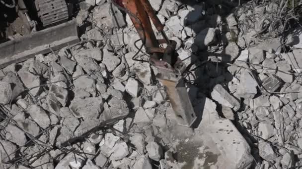 Excavatrice au travail détruisant un mur de béton de la vue aérienne des oiseaux 