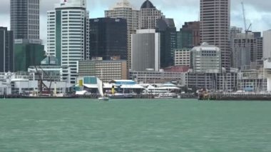 Auckland manzarası Yeni Zelanda bir tekne bakış açısı.