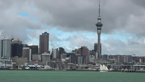 Auckland Skyline Neuseeland aus Bootssicht. — Stockvideo