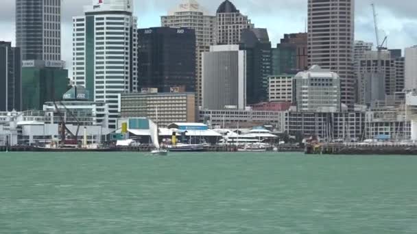 Skyline di Auckland Nuova Zelanda da un punto di vista barca . — Video Stock