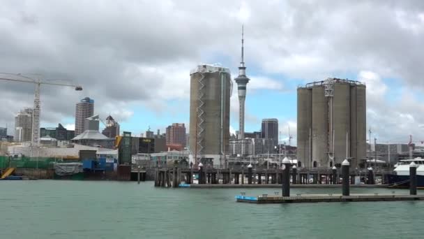 Wynyard Wharf ενάντια στον ορίζοντα Όκλαντ Νέας Ζηλανδίας — Αρχείο Βίντεο