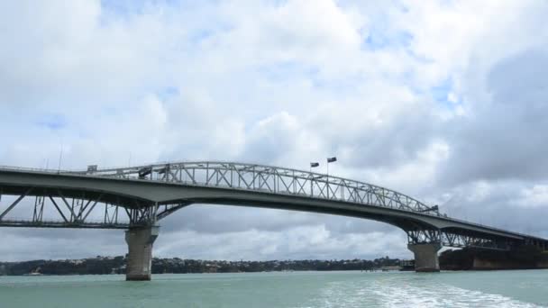 Puente del puerto de Auckland Nueva Zelanda desde el punto de vista del barco — Vídeos de Stock