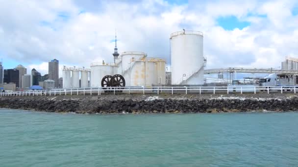 Terminais de armazenamento a granel contra o horizonte de Auckland Nova Zelândia — Vídeo de Stock