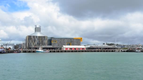 Schiffsanlegestelle gegen die Skyline von Auckland Neuseeland. — Stockvideo