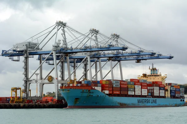 Cargo ship lossning behållare i hamnar av Auckland Nya Zeeland — Stockfoto