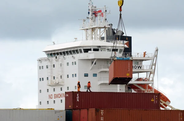 Trabalhadores de navios de carga que descarregam contentores em portos de Auckland Novo — Fotografia de Stock