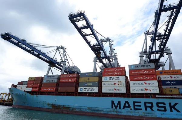 Maersk Line contentores de descarga de navios de carga nos portos de Auckland — Fotografia de Stock