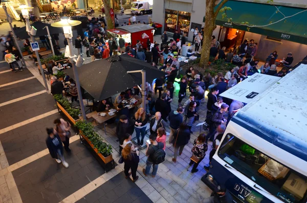 Visitantes em Cartum Place em Auckland CBD Nova Zelândia — Fotografia de Stock