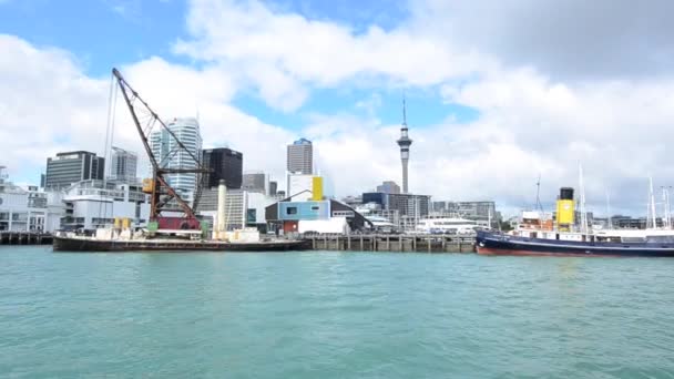 De skyline van Auckland uit Nieuw-Zeeland van Wynyard Wharf — Stockvideo