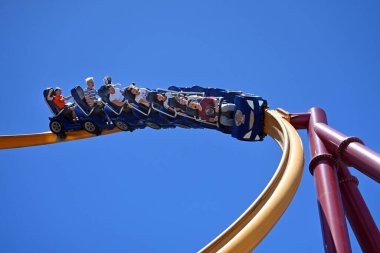 SYDNEY - 29 DEC 2025: İnsanlar Luna Park Sydney 'deki Big Dipper' a biniyor modern, rekor kıran tek raylı bir hız treni..