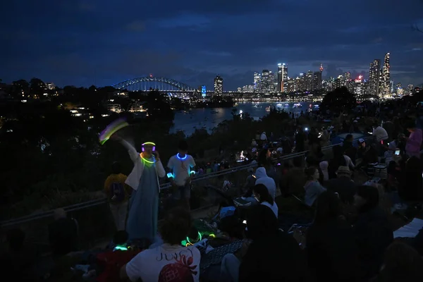 SYDNEY - 31 Aralık 2025 Sydney Avustralya 'da yeni yıl partisi havai fişekleri bekleniyor. Sydney 'nin NYE' si, Harbour Köprüsü 'nde büyük havai fişeklerle kutlayan ilk kişi olmasıyla ünlüdür.