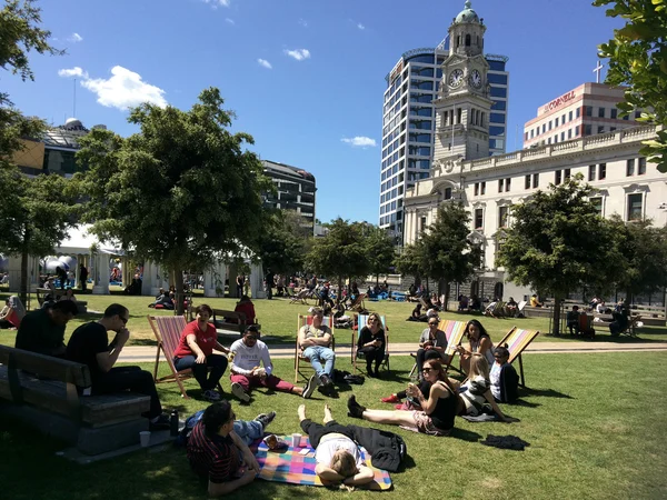 Jovens Aucklanders em Aotea Square, Auckland Nova Zelândia — Fotografia de Stock