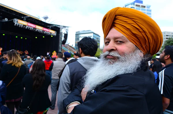 Homem indiano maduro comemorando o festival Diwali em Auckland, New Ze — Fotografia de Stock