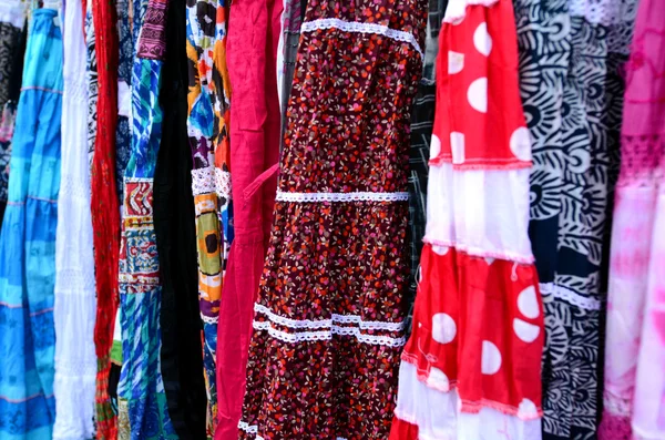 Femme indienne robe à vendre sur le marché — Photo