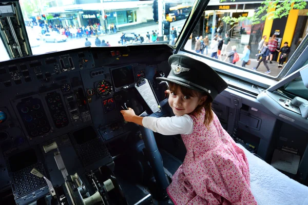 Kleines Kind fliegt eine Boing 737 — Stockfoto