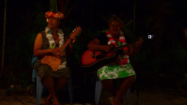 Pacific islanders women play on ukulele and guitar traditional music — Stock Video