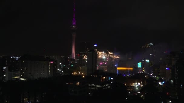 Exhibición de fuegos artificiales del festival Diwali sobre el horizonte del CBD de Auckland — Vídeos de Stock