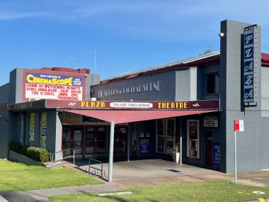 Laurieton, NSW 'deki Plaza Tiyatrosu, 1959' da ilk kez gösterime giren tarihsel bağımsız bir sanat deco sinemasıdır. 1950 'lerin eşsiz cazibesi ve film yönetmeni Baz Luhrmann' la olan bağlantısı ile tanınıyor. Babası bir zamanlar projeydi.
