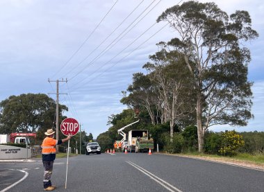 PORT MACQuARIE, NSW -- Avustralya kamu alanlarında Ağaç Temizleme ve Pruning 'e 17 MAR 2026 Yol çalışması: Avustralya' da, yol kenarları gibi kamusal alanlarda ağaç kesme ve budama, güvenlik, görünürlük ve kızılötesi alanlarda yerel konseyler tarafından yönetiliyor