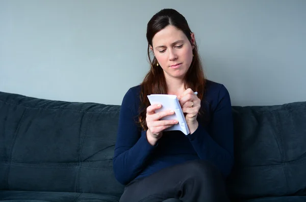 Mujer escribiendo en el bloc de notas para hacer la lista — Foto de Stock