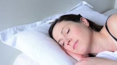 Genç kadın yatakta mutlu uyanma