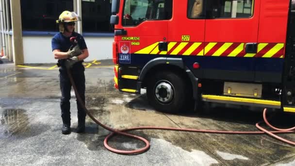 Bombeiros em Auckland City Fire Station em Auckland Nova Zelândia — Vídeo de Stock