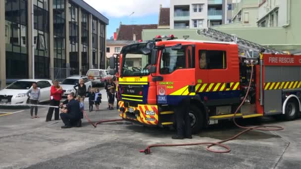 Día de la educación contra incendios en la estación de bomberos de Auckland City, Nueva Zelanda — Vídeo de stock