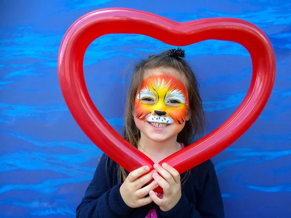 Küçük Çocuk Kız Yaş Ile Aslan Yüz Boyama Holding Balon — Stok fotoğraf