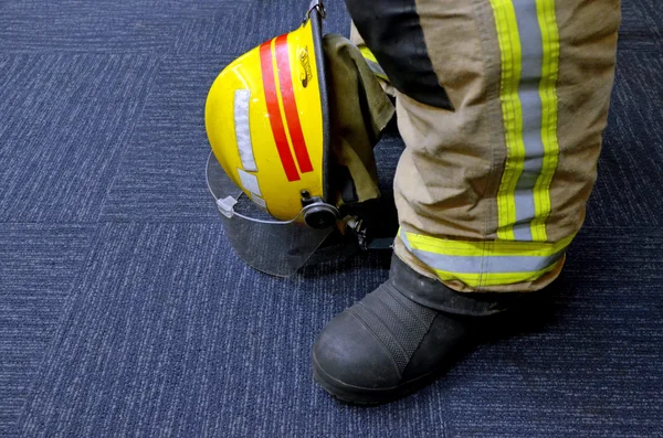 Suíte uniforme de bombeiro, capacete e botas — Fotografia de Stock