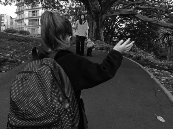 Criança indo para a escola — Fotografia de Stock