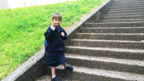 Niño yendo a la escuela y decir adiós — Vídeos de Stock