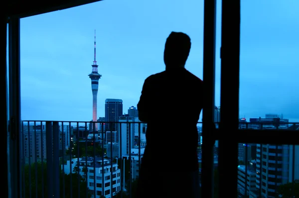 Hombre mirando por la ventana de Auckland Nueva Zelanda —  Fotos de Stock