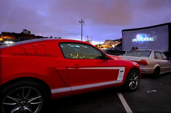 Carros em drive-in teatro — Fotografia de Stock