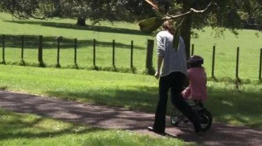 Bir çocuk nasıl olmadan stabilizörler parkta Bisiklete binmek öğretim üst