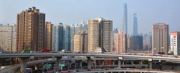 Traffic against Shanghai skyline China — Stock Photo, Image