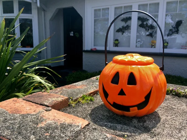 Abóbora de Halloween na frente da casa — Fotografia de Stock