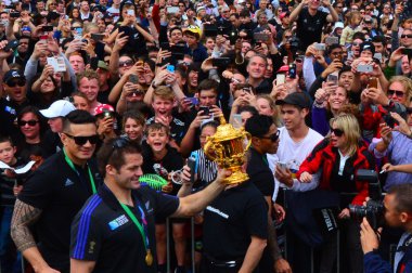 Richie Mccaw binlerce insan Web Ellis kupa gösterilen