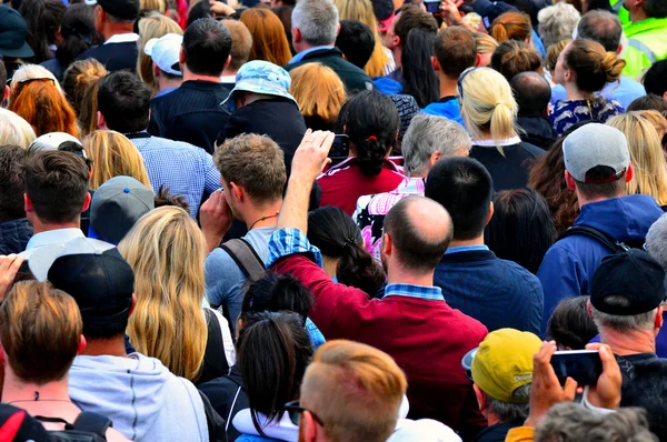 Folle di persone all'aperto — Foto Stock