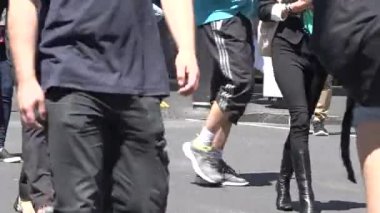 Bir şehir yolundan geçen insan kalabalığı